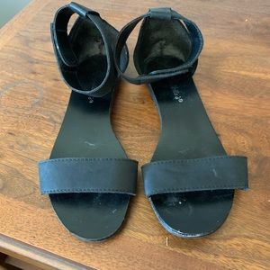 Flat sandals